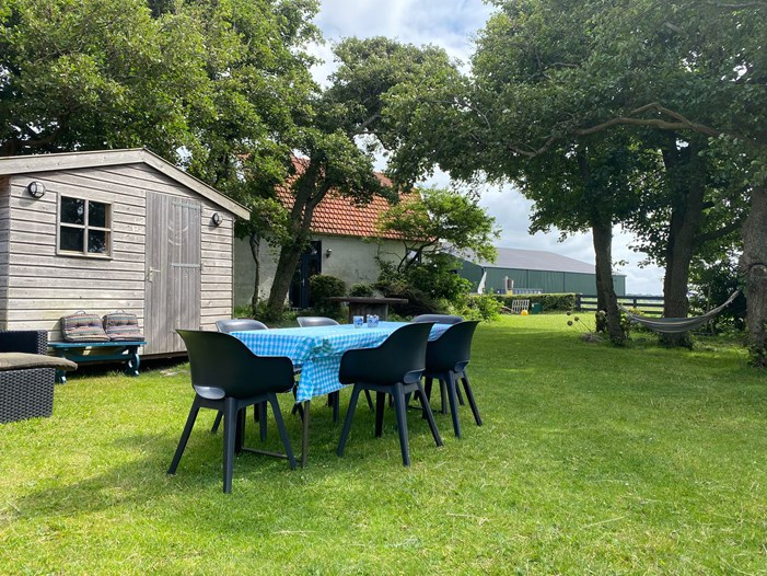 Theetuin leeg en ruim