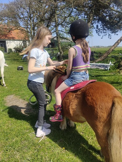 ponyrijden op Sven en Anne
