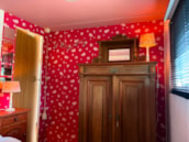 Slaapkamer opgeknapt kastje en behang