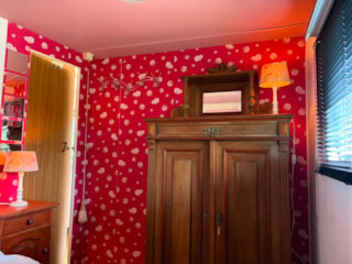 Slaapkamer opgeknapt kastje en behang