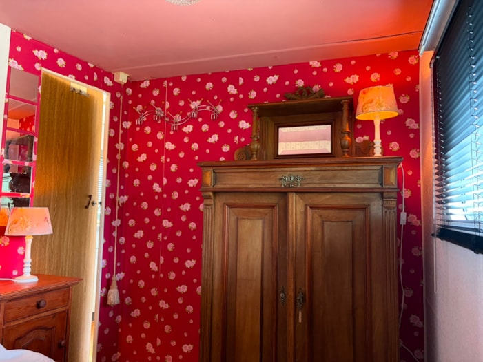 Slaapkamer opgeknapt kastje en behang