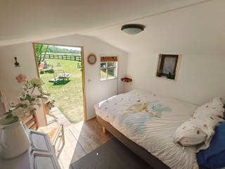 Overnachten in een tuinhuis met uitzicht op de paardenwei